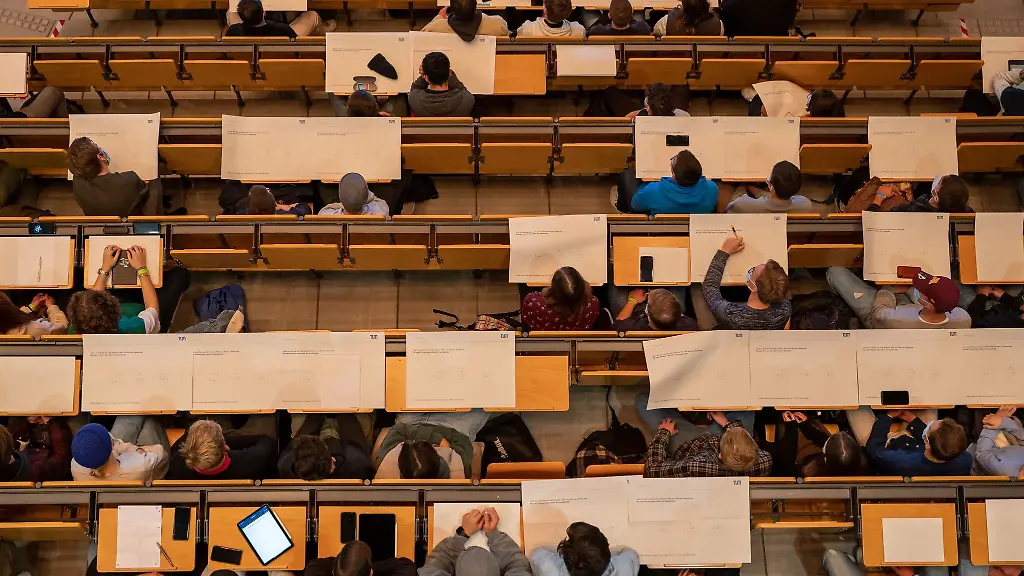Studenten-nehmen-zum-Semesterstart-an-den-ersten-Praesenzveranstaltung-im-Audimax-der-Technischen-Universitaet-Muenchen-TUM-teil