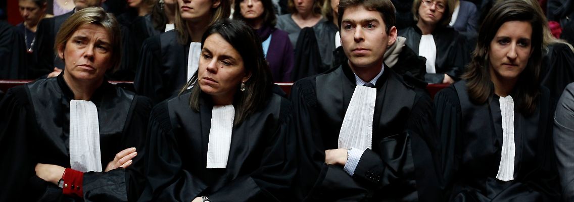 Der Protest richtet sich gegen Anschuldigungen von Präsident Sarkozy, der nach der Ermordung eines jungen Mädchens durch einen Wiederholungstäter "Funktionsstörungen" der Justiz kritisiert und Strafen angedroht hatte.