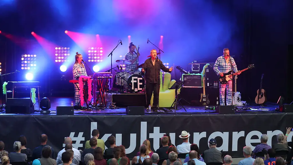 Der-deutsche-Musiker-Reinald-Grebe-tritt-am-letzten-Tag-der-Kulturarena-2021-vor-dem-Theaterhaus-auf