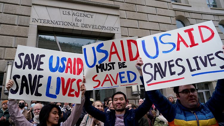 Der ehemalige US-Präsident Barack Obama hatte das Ende von USAID dagegen am Montag als "Farce und Tragödie" kritisiert. 