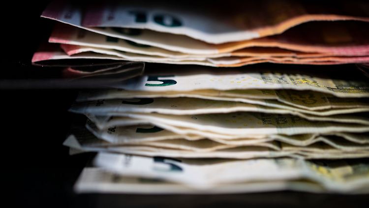 Ach das liebe Geld: Wie sich die Erhöhung der Zusatzbeiträge der Krankenversicherung auf die Rente auswirkt, erfahren viele Rentner erst jetzt mit zwei Monaten Verspätung.