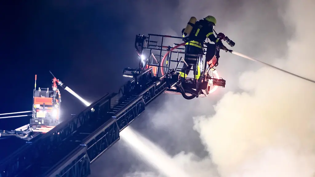 Feuerwehrleute-loeschen-einen-Brand-im-Frankfurter-Osthafen