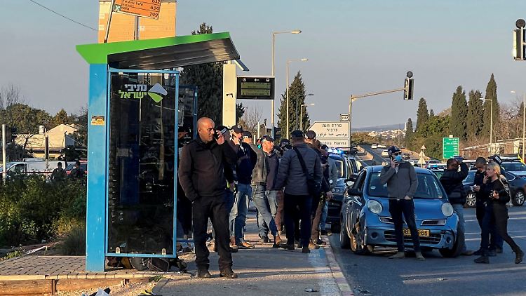 Der Tatort an der Bushaltestelle in der Nähe der Stadt Pardes Hanna Karkur.