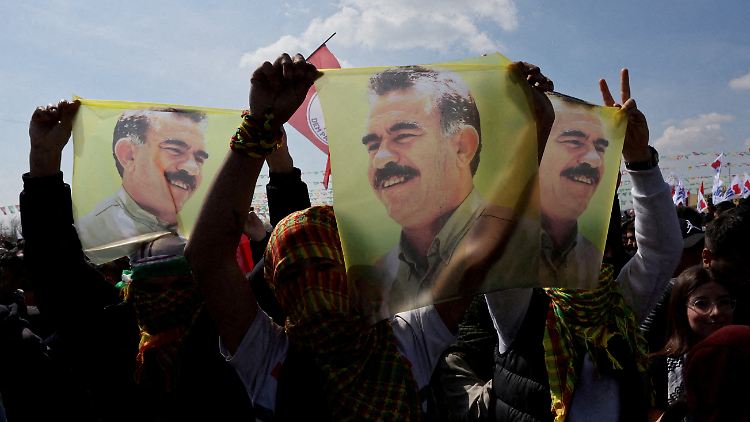 In den vergangenen Jahrzehnten gab es vielfach Solidaritätsbekundungen für den inzwischen 75-jährigen Öcalan.