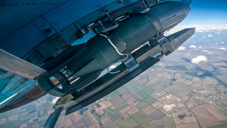Eine Gleitbombe unter einem russischen Kampfjet. 