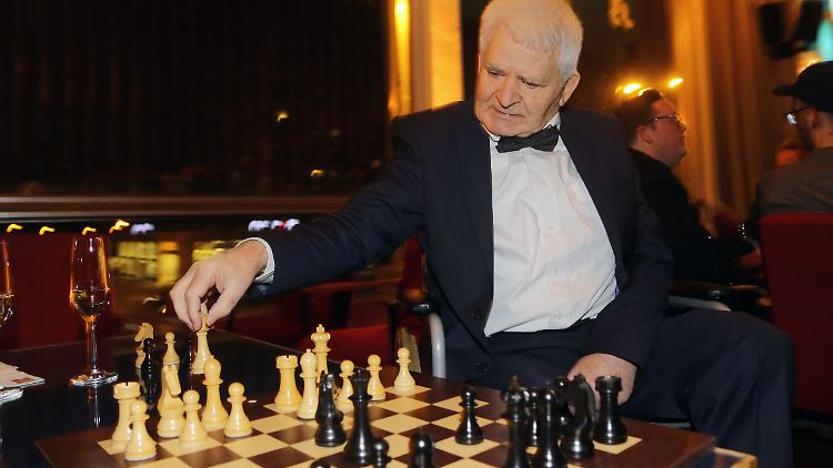 Boris Spassk, hier 2015, wurde 1955 jüngster Großmeister der Geschichte.