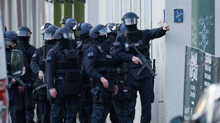 Schwerbewaffnete Einsatzkräfte sichern eine Straße vor dem Bielefelder Landgericht.