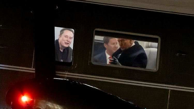 Musk und Trump an Bord eines Regierungshubschraubers bei der Landung vor dem Weißen Haus. 