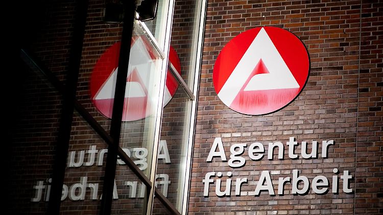 Die Arbeitslosigkeit im Februar 2025 stieg im Vergleich zum Februar 2024 um 0,3 Prozentpunkte beziehungsweise 175.000.