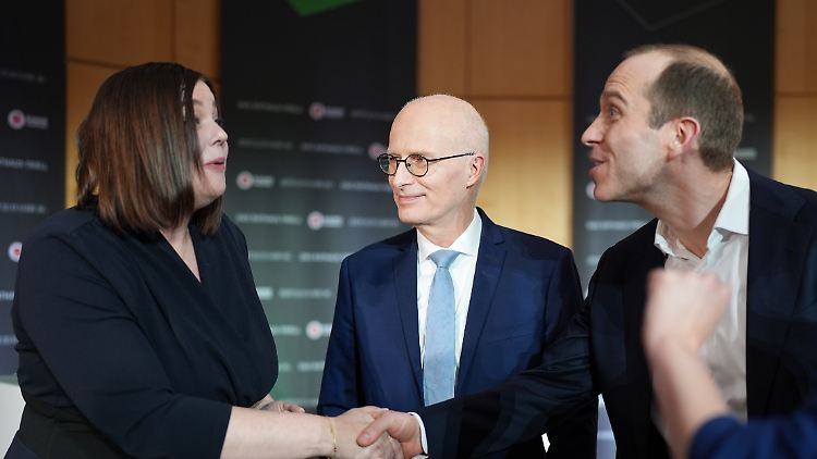 Hamburgs Erster Bürgermeister Tschentscher (M.) dürfte im Amt bleiben - auch wenn er das Gespenst einer schwarz-grünen Koalition mit Katharina Fegebank (l.) und Dennis Thering an die Wand malt. 