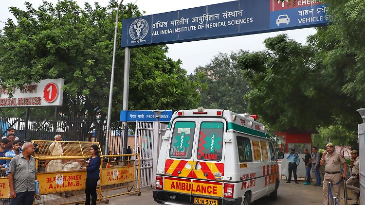 Die Operation wurde im AIIMS-Krankenhaus in der indischen Hauptstadt Neu-Delhi durchgeführt.