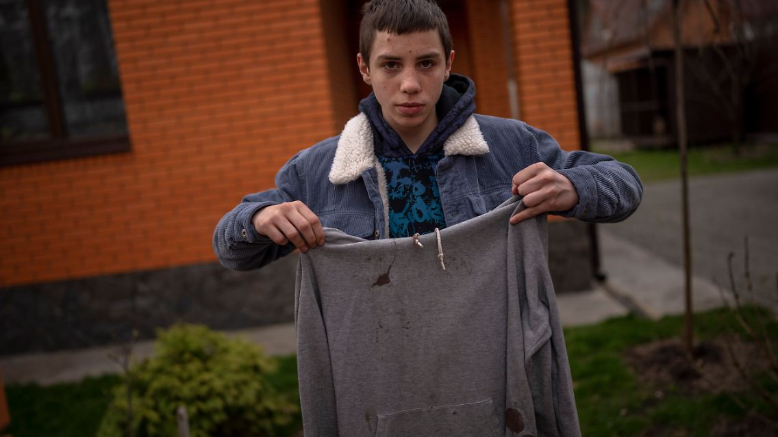 Der Pullover ist ein Beweismittel. Der Jugendliche sagt, er hatte ihn an, als ein Soldat versuchte, ihn zu erschießen.