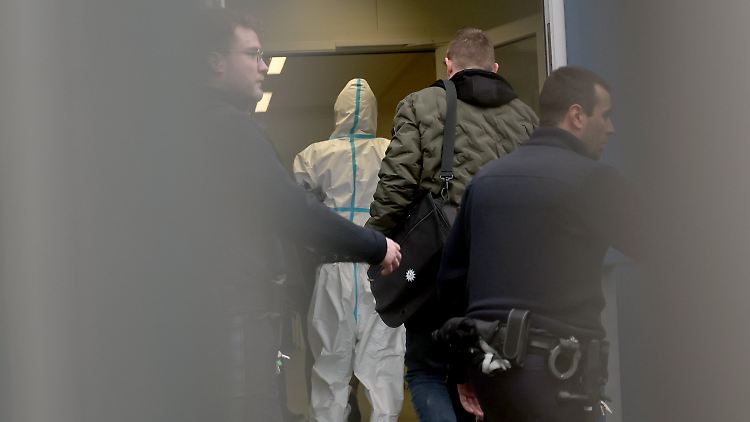 Der mutmaßliche Täter (2.v.l.) wird am 23. Januar in Aschaffenburg zum Haftrichter geführt.  
