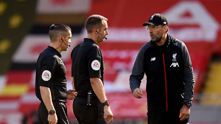 Coote (Mitte) und Klopp bei einem Premier-League-Spiel im Sommer 2020.