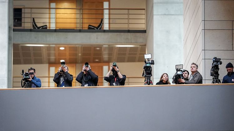 Gespanntes Warten, doch es gab wenig zu sehen: Nach den Koalitionssondierungen veröffentlichen Union und SPD nur einen kurzen Zwischenstand.
