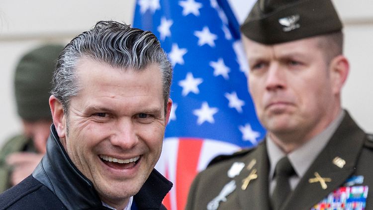 Minister Hegseth und Präsident Trump haben mit dem Umbau des Militärs begonnen.