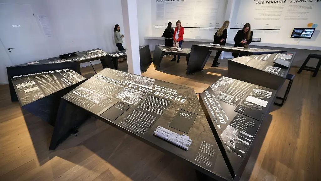 Besucherinnen-und-Journalisten-gehen-durch-die-Ausstellung-im-Geschichtsort-Stadthaus