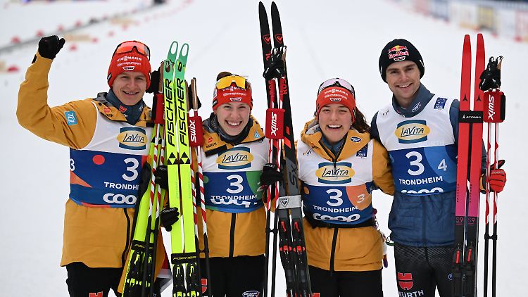 Das deutsche Mixed-Team feiert die Silbermedaille bei der WM in Trondheim.