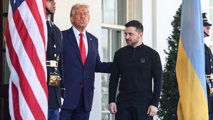 Selenskyj erschien wie üblich in einem Pullover gekleidet.