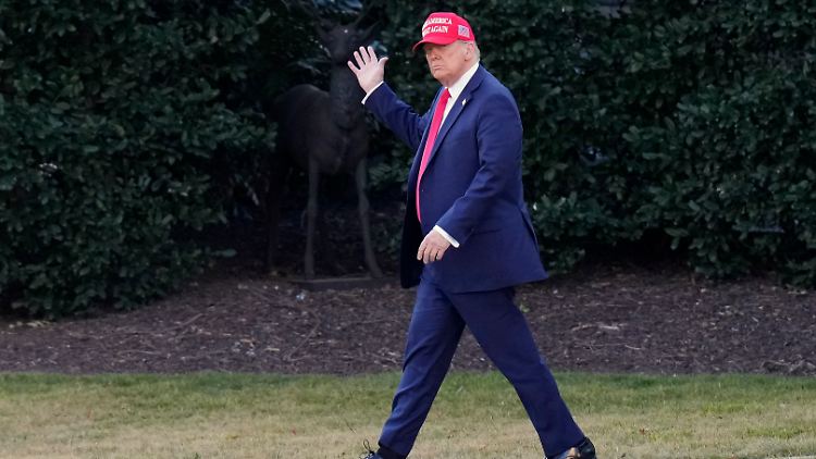 Trump verlässt nach dem Streit mit Selenskyj das Weiße Haus. 