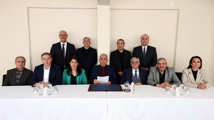 Die PKK folgt dem Aufruf ihres inhaftierten Vordenkers und Anführers Öcalan. 