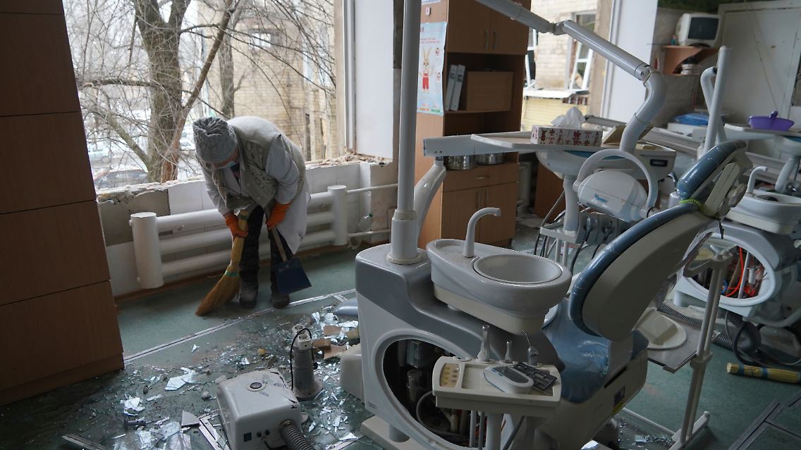Blick in einen Klinikraum, in dem die Fensterscheiben zu Bruch gingen.