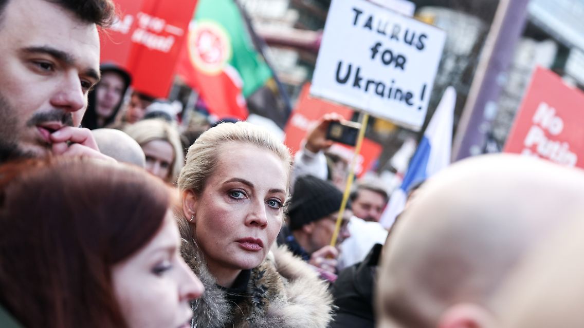 Julia Nawalnaja ist bei der Demo in Berlin mit dabei.