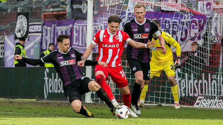 Energie-Stürmer Erik Engelhardt war in der Winterpause von Osnabrück nach Cottbus gewechselt - und hat somit jetzt als Einziger beide Spiele verloren.