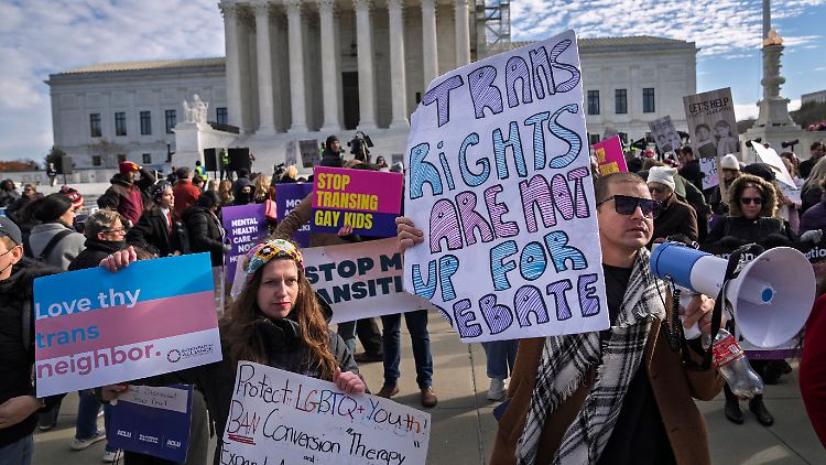 Befürworter von Transgender-Rechten demonstrieren im Dezember vor dem Obersten Gerichtshof in Washington.