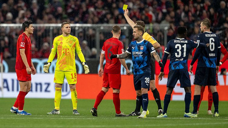 Wenn Torhüter Gelb sehen, weil sie den Ball zu lange festhalten, gibt es demnächst Eckstoß statt Freistoß.