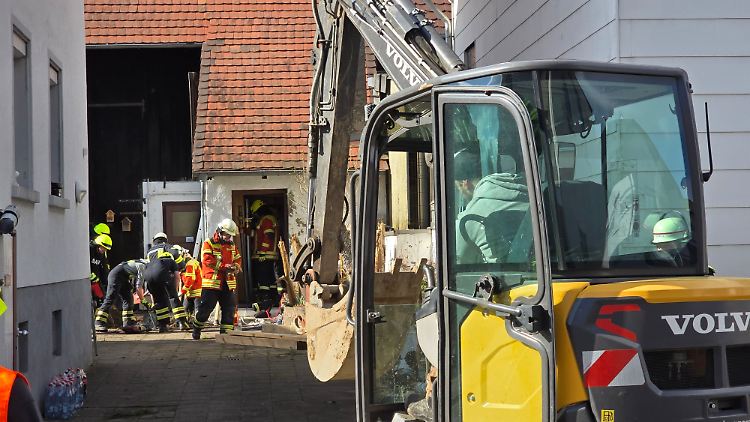 Der Einsatz war auch deshalb so aufwendig, weil befürchtet wurde, dass ein Teil des Gebäudes einstürzen könnte.