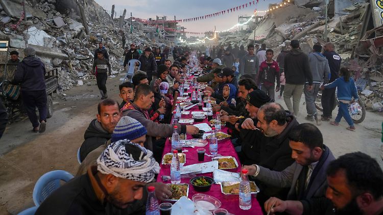 In den Ruinen von Rafah begehen Palästinenser das Fastenbrechen am ersten Tag des Ramadan. Der US-Vorschlag sieht vor, dass die Waffenruhe während des Fastenmonats weiterhin gilt.