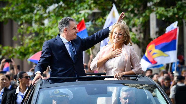 Im offenen Wagen kommen der neue Präsident Orsi und seine Vizepräsidentin Carolina Cosse zur Amtseinführung in Montevideo. 