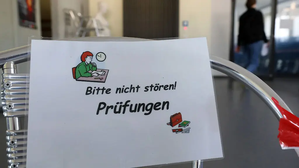 Vor-Beginn-der-schriftlichen-Abiturpruefung-informiert-ein-Aushang-Bitte-nicht-stoeren-Pruefungen