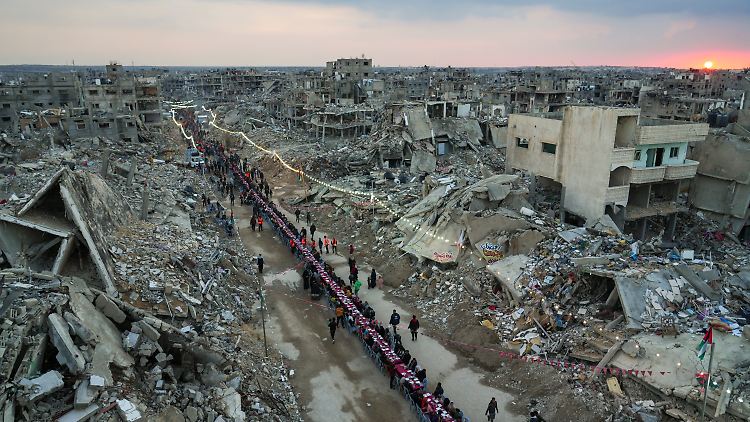 Palästinenser begehen den ersten Tag des Ramadan in Rafah.