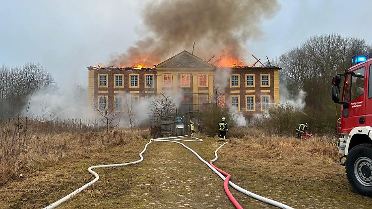 Die Feuerwehr musste das Schloss am Samstag kontrolliert abbrennen lassen.