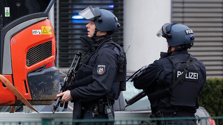 Schwerbewaffnet sicherte die Polizei den Tatort am Landgericht Bielefeld. 