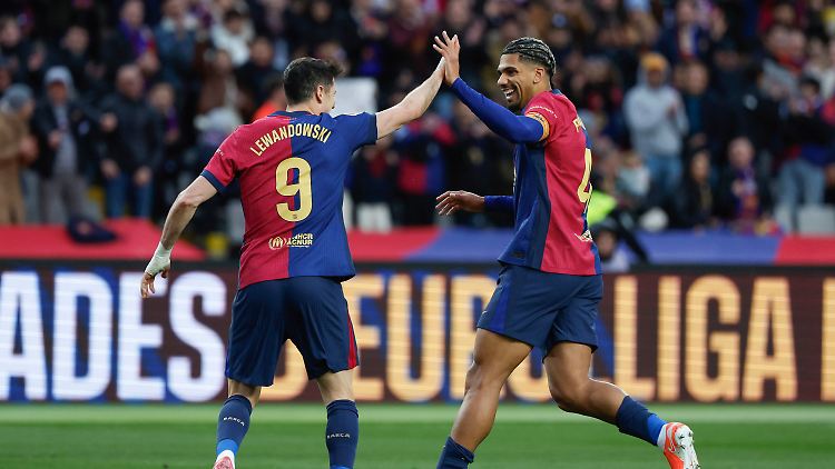 Robert Lewandowski führt mit 21 Treffern die Torjägerliste in Spanien an.