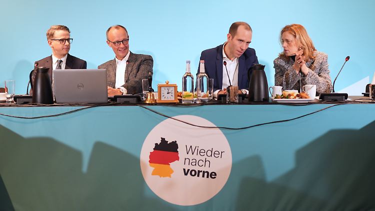 CDU-Generalsekretär Carsten Linnemann und CDU-Chef Friedrich Merz sitzen neben Dennis Thering, Spitzenkandidat zur Bürgerschaftswahl und Parteivorsitzender der CDU Hamburg, und Karin Prien, CDU-Ministerin für Bildung, Wissenschaft, Forschung und Kultur von Schleswig-Holstein (v.l.n.r.).