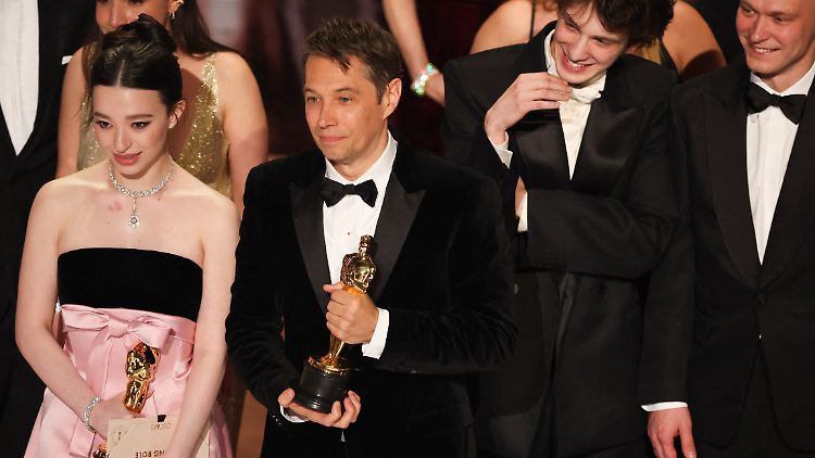 Romanze "Anora" räumt bei den Oscars ab. Hier mit ihren Goldjungen zu sehen sind Hauptdarstellerin Mikey Madison und Regisseur Shaun Baker.