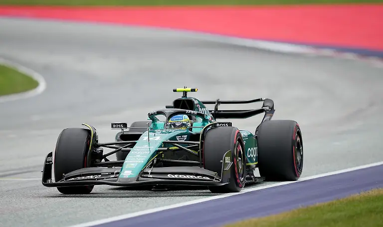 Fernando-Alonso-vom-Team-Aston-Martin-auf-der-Strecke-in-Spielberg