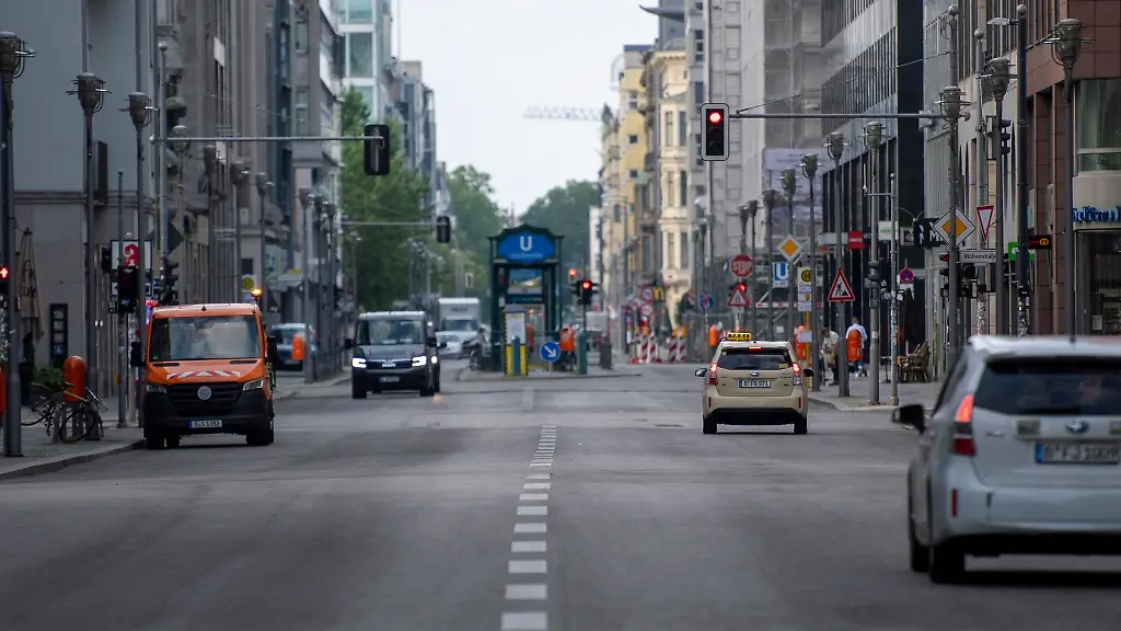 Autos-fahren-auf-der-Friedrichstrasse