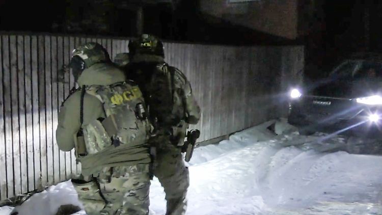 Das von der staatlichen russischen Nachrichtenagentur TASS zur Verfügung gestellte Foto soll den Einsatz des FSB zeigen.