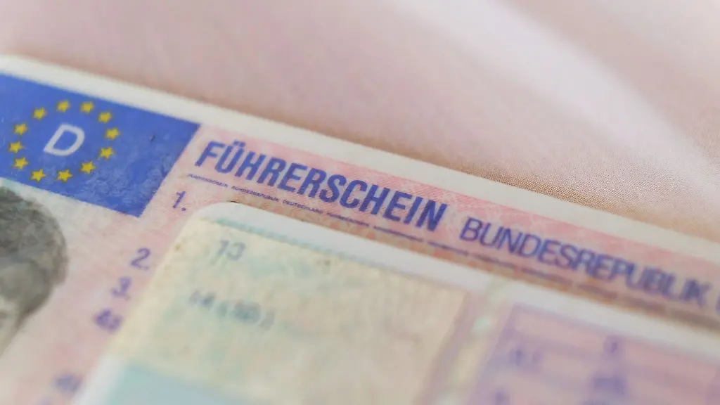 Zwei-Fuehrerscheine-liegen-auf-einem-Tisch