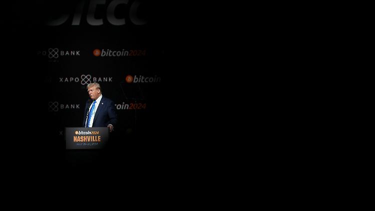 Vor wenigen Jahren gehörte Donald Trump noch zu den Kritikern von Bitcoin & Co. Im Wahlkampf schwenkte er um und warb um die Kryptobranche, die ihm und kryptofreundlichen Kongresskandidaten hunderte Millionen Dollar spendete.