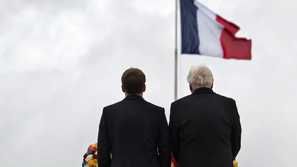 Bundespraesident-Frank-Walter-Steinmeier-r-und-der-franzoesische-Praesident-Emmanuel-Macron-nehmen-an-einer-Gedenkzeremonie-teil