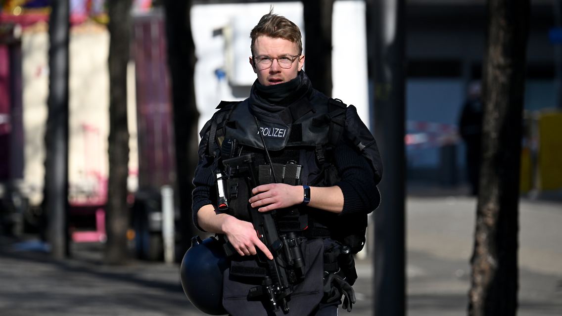 Polizisten waren schwer bewaffnet auf der Suche nach dem Verdächtigen.