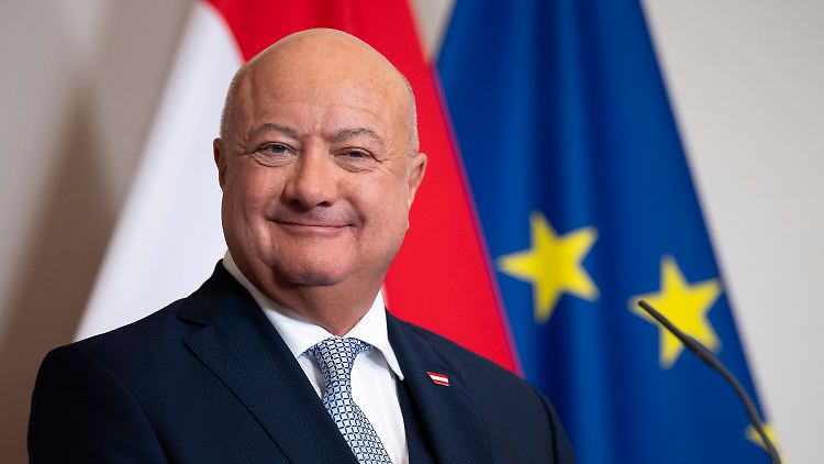 Christian Stocker versuchte es erst mit der FPÖ, doch dann klappte doch noch eine Koalition der ÖVP mit SPÖ und Neos.