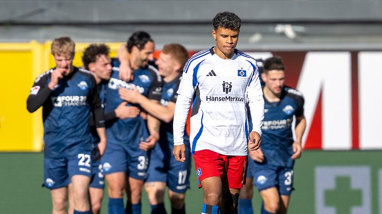 Die Gegner feiern, während Ransford Königsdörffer stellvertretend für den HSV Frust schiebt.