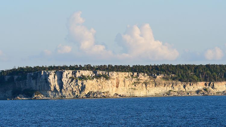 Blick auf die Steilküste von Visby auf Gotland.